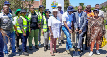 Image of Dannhauser municipal mayor turning a sod in Durnacol.