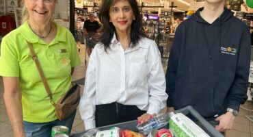 Image of shoppers in Dundee supporting the Rotary Club's trolley charity drive.