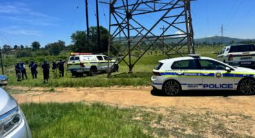 Image of SAPS vehicles near a Dundee river bank.