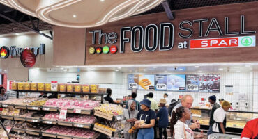 An image of Vryheid residents inside the newly open SuperSPAR.