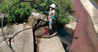 Image of abattoir workers cleaning out the sewer pipeline in Glencoe.