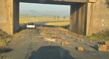 Image of rocks on a road near Dannhauser before an overhead bridge.