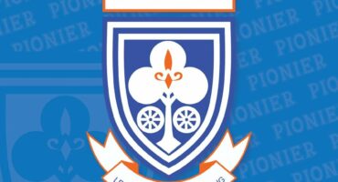 Image of Hoërskool Pionier emblem on a blue background.