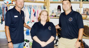 Image of : Johan Stander, Chantal Mulder and Anthony Groenewald in Ons Winkel in Dundee.