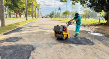 An image of a municipal worker holding a machine, patching potholes in one of the streets in the Vryheid CBD.
