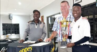 Image of Jo Khumalo of the Dundee Golf Club congratulating Battlefields tournament winner Lusanda Zondi, along with club captain Hammie Meintjies.