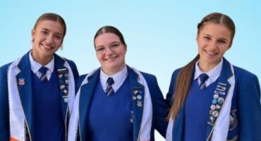 Image of three female Pionier learners.