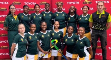 Image of group of girl hockey players from Vryheid High School.