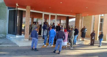MK protesters outside the Endumeni municipal offices in Dundee monitored by SAPS and traffic officials.