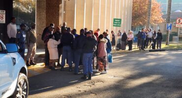 Photo of protesters and SAPS members outside the Dundee municipal offices.