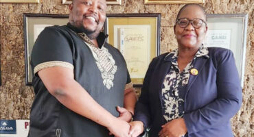Image of Umzinyathi District Municipality, MV Ntanzi shaking hands with Mayor Mchunu.