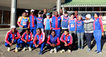 Image of BBAC runners in club colours in front of the Dundee Wimpy.