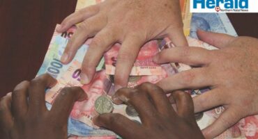 Image of hands grabbing money. Image: Carlien Grobler