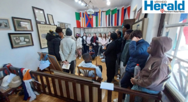 Image of learners inside a the Nieuwe Republiek Museum in Vryheid.