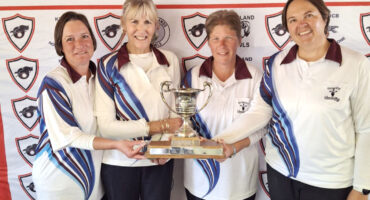 Image of Dundee bowling ladies holding a trophy.
