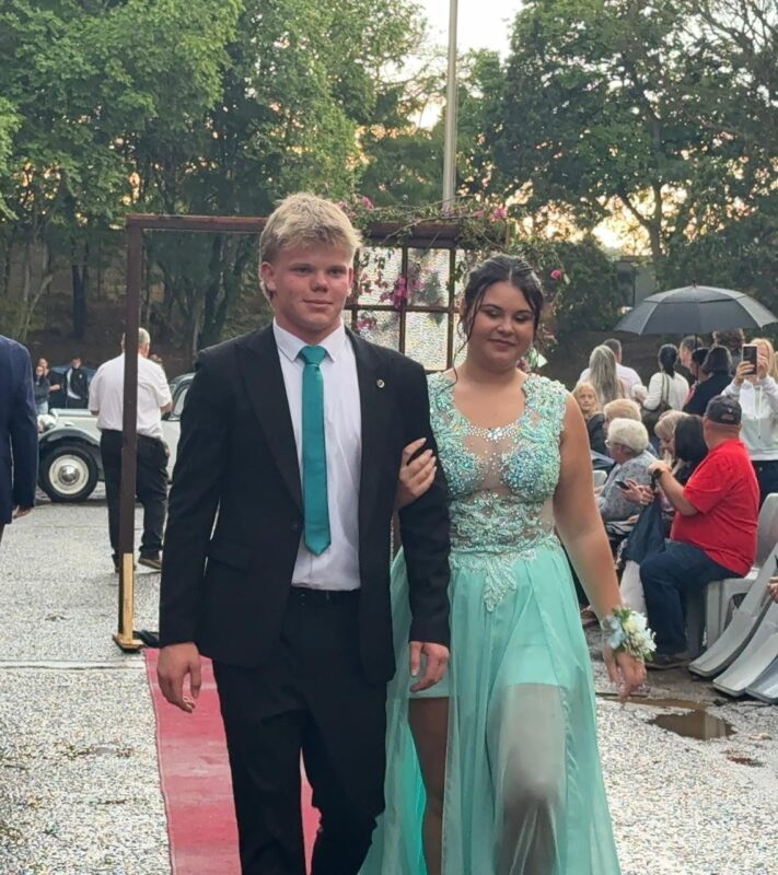 Image of matric learners dressed up for matric farewell.