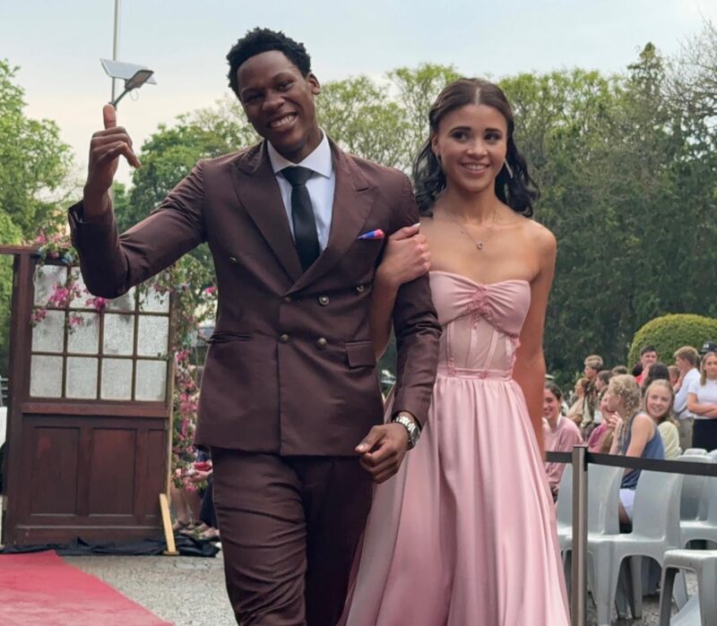 Image of matric learners dressed up for matric farewell.