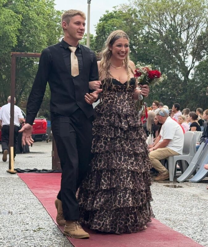 Image of matric learners dressed up for matric farewell.