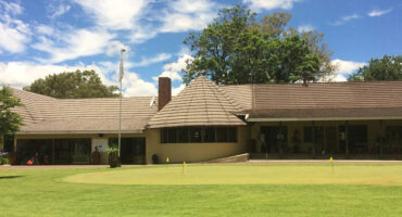 Image of Dundee's Golf Club house.