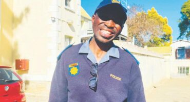 Image of a SAPS officer in uniform.