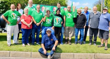 Image of FF+ supporters in party colours.