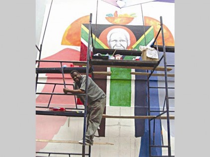 Andrew Nhlangwini with his mural.