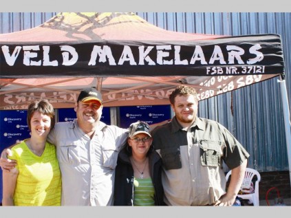 Danel Reynders, Charles van der Walt, Maria du Preez en Marius Harding geniet die boerefees.