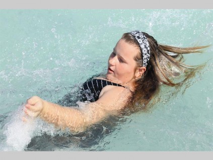 Ilze Marx swem rugslag tydens Noordskool se Waterdag.