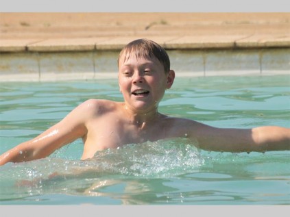 Nicky Postumus is 'n lewensredder tydens Noordskool se Waterdag.
