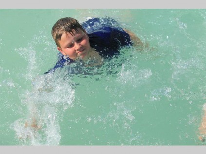 Franco Grobler geniet die koel water tydens Noordskool se Waterdag.