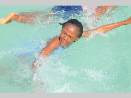 Jankie Scheepers swem volspoed tydens Noordskool se Waterdag.