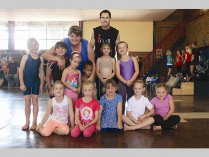 Pre-schoolers, gr. R and gr. 1 learners prepare for their session with Willie Venter.
