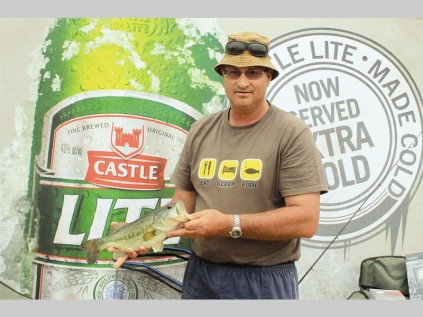 Lourens Marais with the biggest fish, weighing 890g, caught during the recent Catch 22 fishing competition.