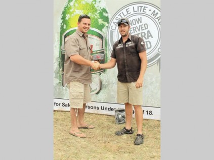 Frank Hislop hands over the second prize to Jaco Pelser who caught a fish weighing 770g.