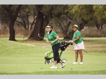 Lynette Smith is the winner of the women's division of the BMW Golf Cup regional round. Behind Smith is fellow golfer, Liz Southon, who ended fourth overall.