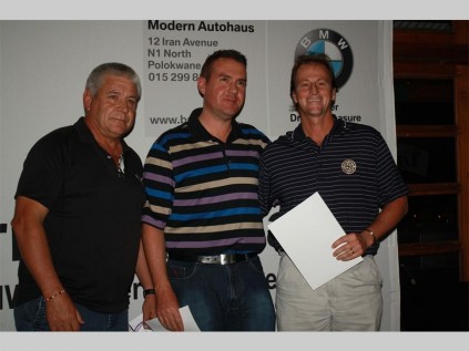 BMW Modern Autohaus Polokwane dealer principal, Johan van der Walt, and sales manager, Nelson Marais, congratulate Glen Wynne.