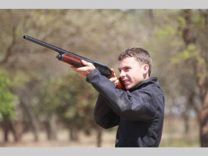 Roelof Myburgh van die BJV Pietersburg-tak is die wenner in die afdeling vir hoërskool-skuts.