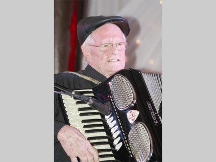 Ollie Viljoen entertains guests at the Toyota Knights' Safari charity dinner to benefit Alex van Dyk and Brandon Menezes.