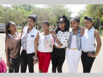 Lebogang Baloyi, Palesa Molepo, Tebogo Mpai, Kholofelo Thema, Retable Jelele en Lerato Lefoka spog in hulle allerfraaiste uitrustings.