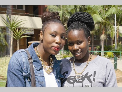 MJ Mothapo en Daisy Moroaswi van die Hoër Tegniese Skool Tom Naudé, ondersteun die skool se fondsinsameling vir Kansa.