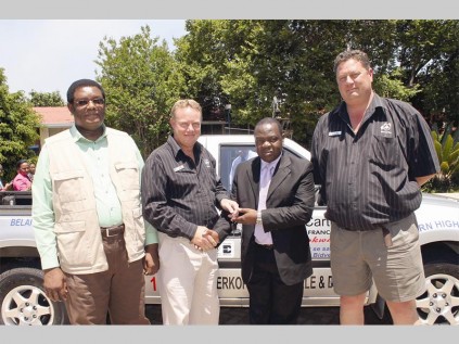 McCarthy Multi Franchise hands over a new Foton Thunda bakkie to Capricorn High School: Jacob Tshiwilowilo (School Governing Body, chairperson), ZC Hattingh (McCarthy Multi Franchise Polokwane), Lucas Chuene (Capricorn High School, principal) and JP Slement (McCarthy Multi Franchise Polokwane).