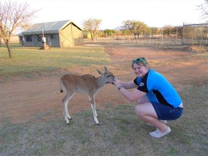 Marné de Bruin troetel 'n mak bokkie by Villa Maroela waar sy saam met haar medeleerders gekamp het.