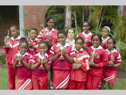 Noordskool se netbalspelers van die jaar is voor, Onalenna Mphahlele, Phunza Ramavhunga, Vunene Mabuza, Tebelo Mamatsalo, Akonaho Mudzuli en Bonolo Maleka. Agter is Sewela Manyashi, Mapheme Phokanoka, Ndzalama Lubisi, Whiane de Jongh, Tshidi Monanyane en Karabo Diphela.