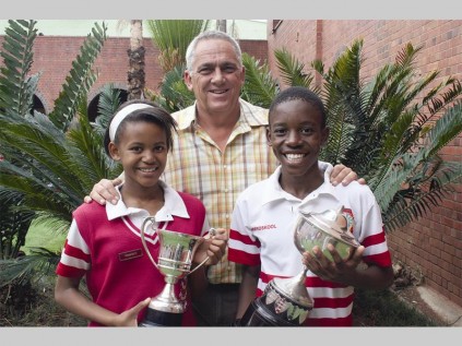 Noordskool se sportmeisie van die jaar, Remoneiloe Phasha, en sportseun van die jaar, Ofentse Maubane,  word deur die skool se hoof, Attie Visagie, gelukgewens.