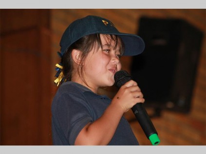 Jahkuska Zanna sê haar gediggie vir die gehoor op.