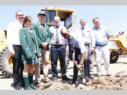 Freddy Greaver (burgemeester) is aan die spits van sake tydens die sooispit-geleentheid by Hoërskool Pietersburg. Agter Greaver is George Malan (beheerliggaam, tesourier), Su-mari Hoogenboezem (VLR, sportvoorsitter) Johan Krüger (onderhoofseun), Mannie Krüger (beheerliggaamvoorsitter), Willie Schoeman (skoolhoof) en Louis Geyer (beheerliggaam, terreine en geboue).