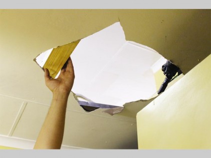 Hierdie gat in die plafon van Eat 'n Run restaurant is deur inbrekers gemaak. Dit is net een van vele sulke gate.