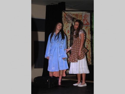 Carmen Jansen van Rensburg speel Maggy, 'n skoolverlater wat op vakansie gaan. Hier is sy saam met Elizma Swartz wat haar ma speel.