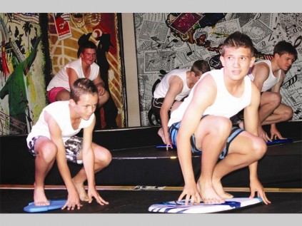 Zandré de Vos en Divan du Bruyn is "surfers" in Hawaii gedurende Heuwelkruin se Revue op Woensdag, 23 Oktober.