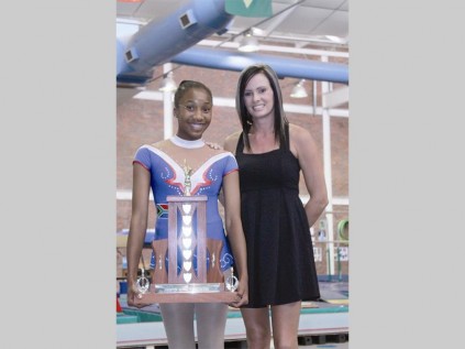 Cleo-Anne Manamela is Zani's se topgimnas vir 2013. Joalette Botha (afrigter) wens haar geluk.